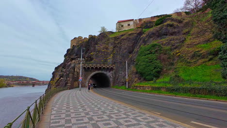 Vehículo-Circulando-Por-El-Túnel-De-Carretera-Bajo-La-Colina-Vysehrad-En-Praga,-República-Checa