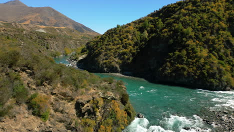 El-Río-Kawarau-En-La-Isla-Sur,-Nueva-Zelanda,-Drena-El-Lago-Wakatipu-Y-Es-Popular-Para-Practicar-Deportes-De-Aventura.