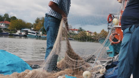 Los-Pescadores-Están-Trabajando,-Red-De-Pesca,-Mar-Negro