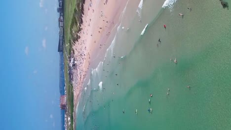 Fistral-Beach-Mit-Klarem,-Türkisfarbenem-Wasser-Und-Menschen,-Die-Die-Sommersonne-Genießen