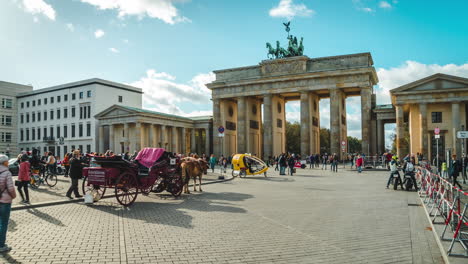 Hyperlapse-Aufnahme-Des-Brandenburger-Tors-In-Deutschland-An-Einem-Sonnigen-Tag-In-Berlin,-Deutschland