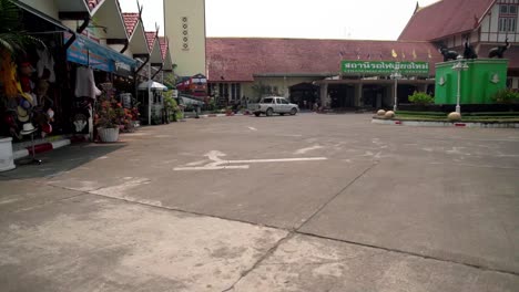 El-Frente-Y-El-Edificio-De-La-Estación-De-Tren-De-Chiang-Mai-Con-Tiendas-De-Souvenirs-Y-Cafetería.