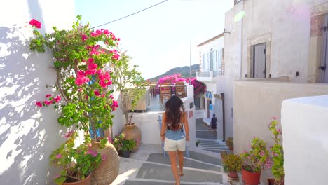 Una-Joven-Morena-Irreconocible-Caminando-Por-Las-Calles-De-Chora,-Grecia