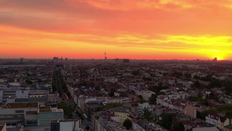 Nuevo-Día-Temprano-En-La-Mañana,-Ciudad-Berlín-Torre-De-Televisión-Cielo-Naranja-Amanecer