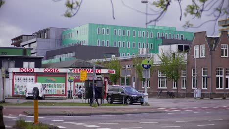 Amsterdam-Noord-Vogelbuurt-Blick-Auf-Hamerkwartier-Mit-Pand-Noord-Und-Polnischen-Supermärkten