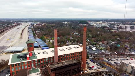 Luftaufnahme-Des-Gemeinschaftshauses-Cabbagetown-Und-Des-Stadtviertels-Atlanta,-Der-Lofts-Der-Baumwollspinnerei-Fulton-Und-Des-Schifffahrtshafens-Hulsey