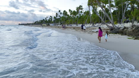 Menschen-Während-Der-Sommerferien-In-Punta-Cana,-Dominikanische-Republik