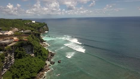 Vista-Aérea-De-Drones,-Tiro-Inclinado-Hacia-Abajo-En-La-Playa