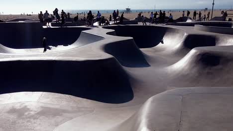 Patinadores-Femeninos-En-La-Playa-De-Santa-Mónica,-Parque-De-Patinaje-De-California