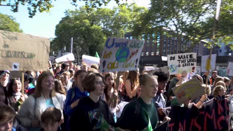 Gente-Protestando-Por-La-Justicia-Climática-En-Colonia