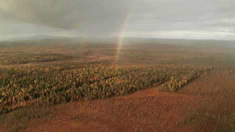 Auf-Der-Jagd-Nach-Doppelten-Regenbögen-Im-Finnischen-Lappland