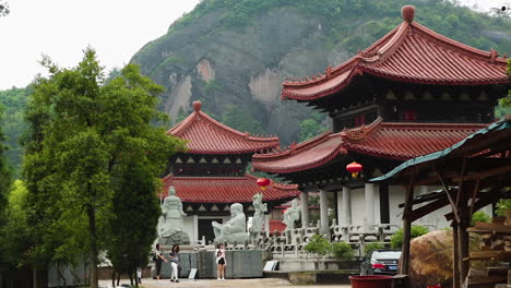 Establishing-Wide-shot-of-a-temple-in-Fujian-province,-China