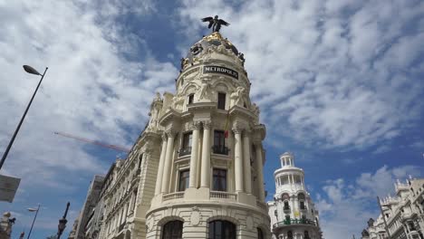 Tilt-reveal-shot-from-bottom-of-famous-Metropolis-Building-in-Gran-Vía,-Madrid