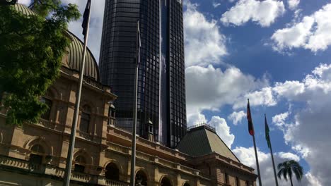 Schwenk-Nach-Oben-Vom-Parlamentsgebäude-In-Queensland-Zur-1-William-Street-Im-Hintergrund,-Brisbane,-Australien