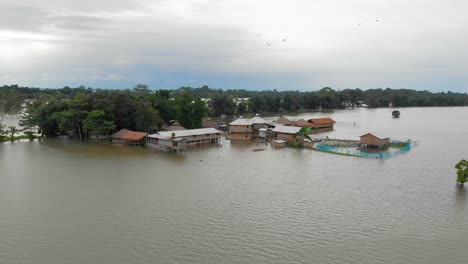 Toma-Aérea-Reveladora-De-4k-De-Una-Escuela-En-La-Isla-Del-Río-Majuli-Sumergida-En-Las-Inundaciones-Del-Monzón-De-Brahmaputra