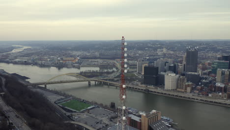 Toma-De-Drone-De-La-Torre-FM-Con-El-Horizonte-De-Pittsburgh-Al-Fondo