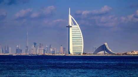 Dies-Ist-Ein-4K-Zeitraffervideo,-Das-Auf-Der-Palm-Jumeirah-Aufgenommen-Wurde-Und-Burj-Al-Arab,-Burj-Khalifa-Und-Die-Atemberaubende-Skyline-Von-Dubai-Zeigt