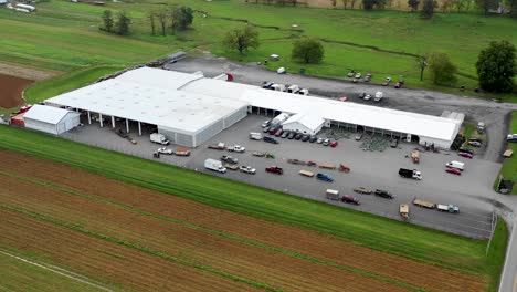 A-colorful-mix-of-transportation-means-assembled-in-front-of-the-Leola-Produce-Auction-building-during-the-traditional-autumn-pumpkin-auction