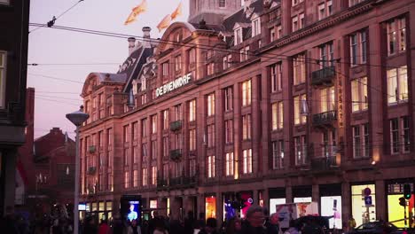 Amsterdam-Dam-Platz-Abend-Menschenmenge-Bei-Sonnenuntergang-Vor-Dem-Gebäude-De-Bijenkorf