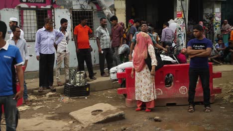 Asian-men-on-busy-street-in-Dhaka