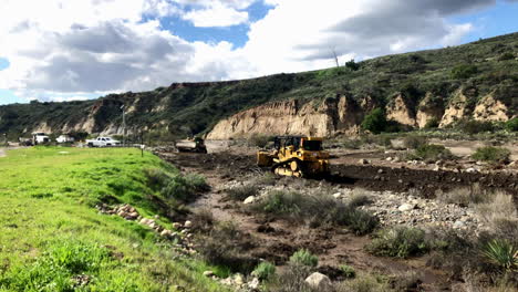 Bulldozers-Nivelando-En-El-Lecho-De-Un-Río-Después-De-Que-Una-Tormenta-Arrasara-El-ángulo-De-La-Carretera-1