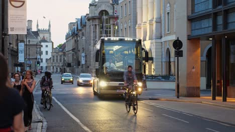 Ein-Moderner-Bus-Fährt-Entlang-Einer-Belebten,-Schönen-Straße,-Dämmerung