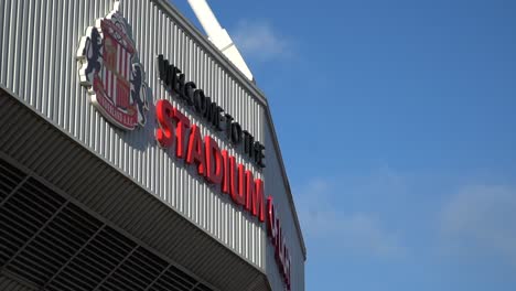 Estadio-Sunderland-De-Campo-De-Fútbol-Light-Safc-En-Un-Día-Soleado-De-Cielo-Azul