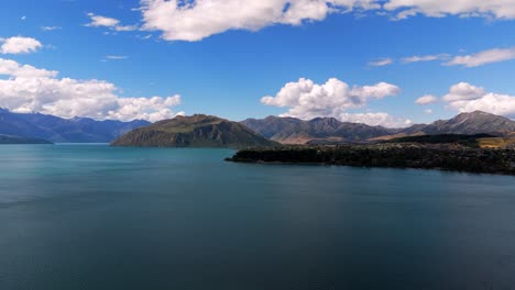 Perspectiva-Aérea-Capturada-Por-Un-Dron-Que-Muestra-El-Icónico-Lago-Wānaka,-Isla-Sur-De-Nueva-Zelanda