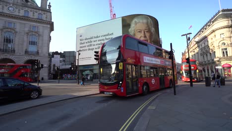 Londres,-Reino-Unido---11-De-Abril-De-2020:-Reina-Isabel-Ii-De-Inglaterra,-Gracias-Nhs,-Pandemia-De-Coronavirus-Covid-19,-Quedarse-En-Casa,-Salvar-Vidas,-Mensaje-Del-Panel-De-Información-De-La-Señal-De-Pantalla,-Piccadilly-Circus,-Londres