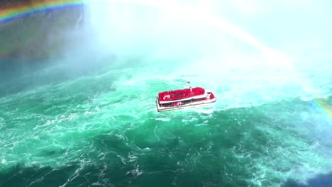 Touristen-An-Bord-Des-Schiffs-Maid-Of-The-Mist-In-Niagara-Falls