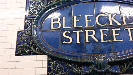 Bleecker-Street-subway-tiles-in-New-York-City,-USA
