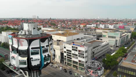 Bierpinsel-Gebäudeturm,-Berlin,-Deutschland,-Drohnen-Luftaufnahme-Eines-Modernen-Wahrzeichens-Und-Des-Stadtteils-Steglitz