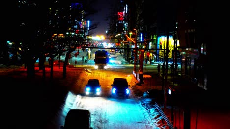 El-Tráfico-Se-Abre-Camino-A-Través-De-Sapporo-Por-La-Noche-Durante-Las-Nevadas-En-Invierno