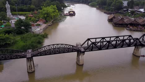 Toma-Aérea-De-Un-Dron-Volando-Sobre-El-Puente-Sobre-El-Río-Kwai,-Ferrocarril-De-La-Muerte-De-Tailandia,-Kanchanaburi,-Tailandia