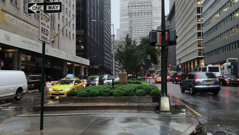 Traffic-on-busy-New-York-City-Street-in-midtown-manhattan