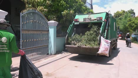 Camión-De-Basura-Recogiendo-Basura-En-La-Calle