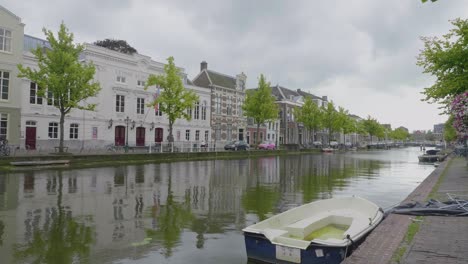 Panning-shot-of-the-Oude-Vest-canal-in-Leiden,-the-Netherlands,-on-a-cloudy-day