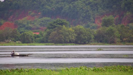 Lifestyle-Video-Der-Durchschnittlichen-Khmer,-Die-Sand-Zum-Bau-Ihrer-Häuser-Mit-Hölzernen-Paddelbooten-über-Den-See-In-Kampot,-Kambodscha-Transportieren