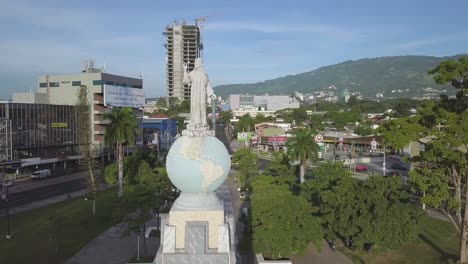 Una-Vista-Aérea-De-La-Estatua-Del-Salvador-Del-Mundo-En-San-Salvador-Durante-El-Día