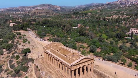 El-Retroceso-Aéreo-Revela-El-Antiguo-Templo-Griego-De-La-Concordia-En-El-Valle-De-Los-Templos,-Agrigento,-Italia