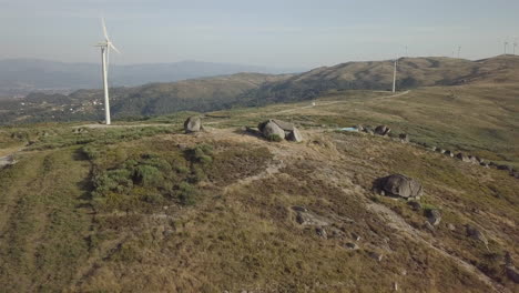 La-Famosa-Casa-De-Piedra-En-Portugal,-Tomas-Aéreas-En-4k