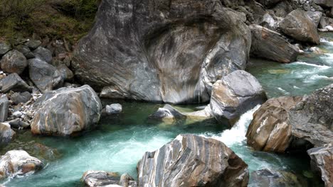 Valle-De-Verzasca-Con-Profundas-Piedras-Erosionadas-Y-Pulidas-Redondas-De-Agua-Verde