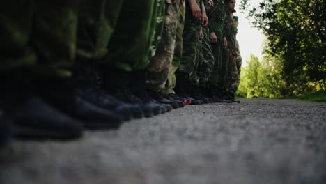 Soldaten-Stiefel-Stehen-In-Einer-Reihe