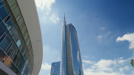 Majestuoso-Rascacielos-Del-Grupo-Unicredit-Bajo-Un-Cielo-Azul-Claro-En-El-Milán-Moderno