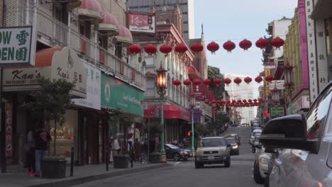 Autos-Und-Menschen-Erkunden-Einen-Ruhigen-Abend-Im-Historischen-Chinatown