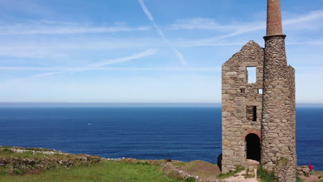 Touristen-Am-Berühmten-Standort-Der-Zinn--Und-Kupfermine-Poldark,-Bekannt-Als-Wheal-Leisure