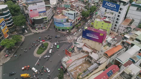 Inclinar-Hacia-Abajo-La-Antena-De-La-Concurrida-Rotonda-De-La-Ciudad-Ho-Chi-Minh-Saigón