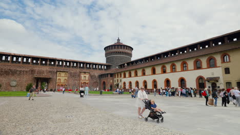 Touristen-Und-Einheimische-Vor-Dem-Historischen-Schloss-Sforza-In-Mailand