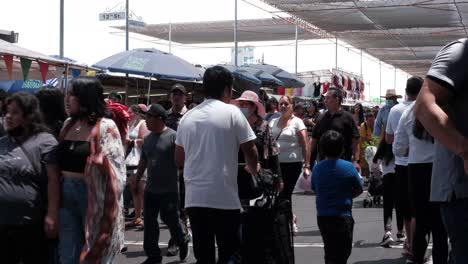 Menschen,-Die-Während-Covid-19-Auf-Einem-Flohmarkt-Spazieren-Gehen