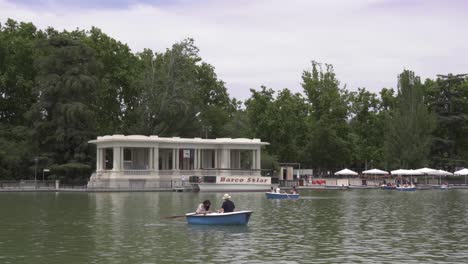 Gente-En-Barcos-En-El-Lago-En-El-Parque-Europeo